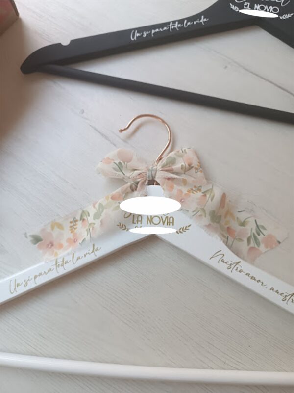 Percha blanca y oro rosa NOVIA - Imagen 3