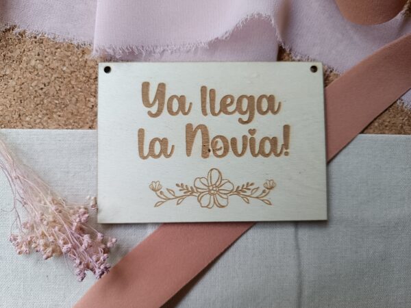 Cartel madera Ya Llega la Novia (con cinta) - Imagen 2