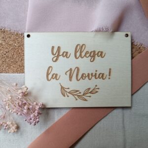 Cartel madera Ya Llega la Novia (con cinta)