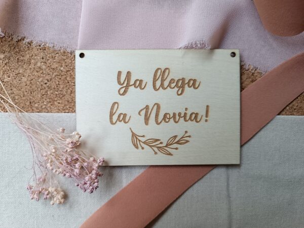 Cartel madera Ya Llega la Novia (con cinta)