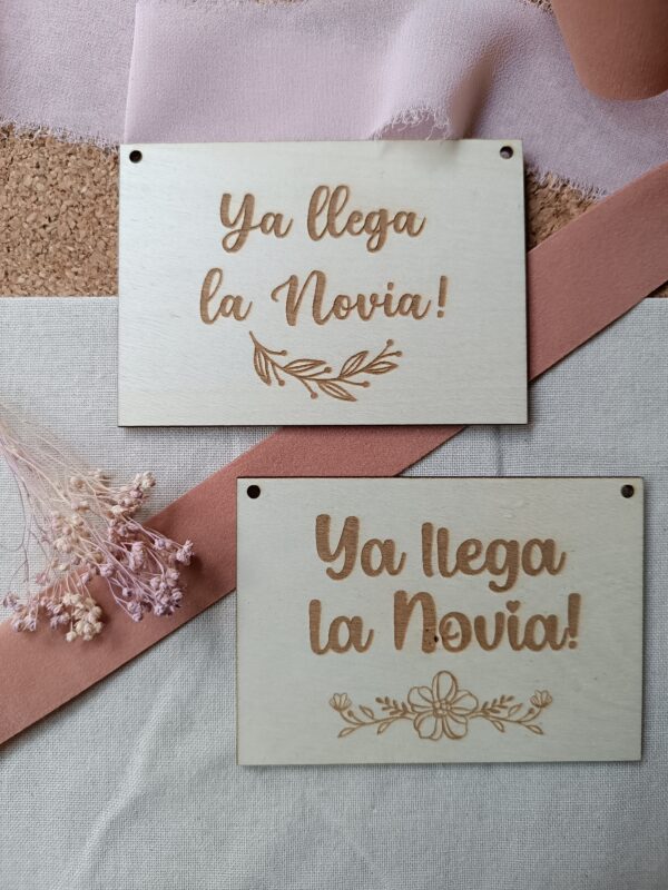 Cartel madera Ya Llega la Novia (con cinta) - Imagen 3